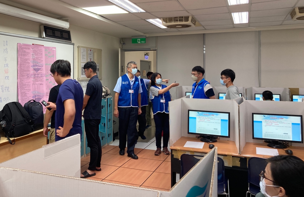 航港局葉協隆局長(左四)視察臺北考場（圖：交通部航港局