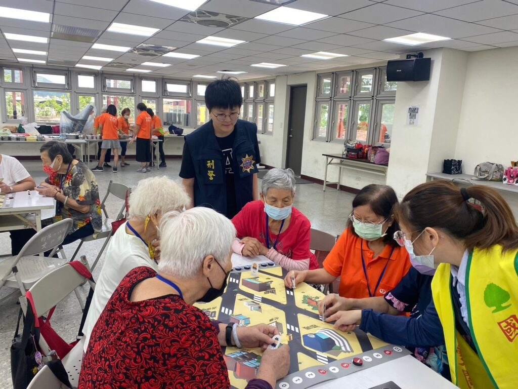 樹林警與國泰人壽共同舉辦針對銀髮族設計的反詐騙宣導活動，國泰人壽特別帶來「詐騙防衛隊」桌遊與長輩同樂