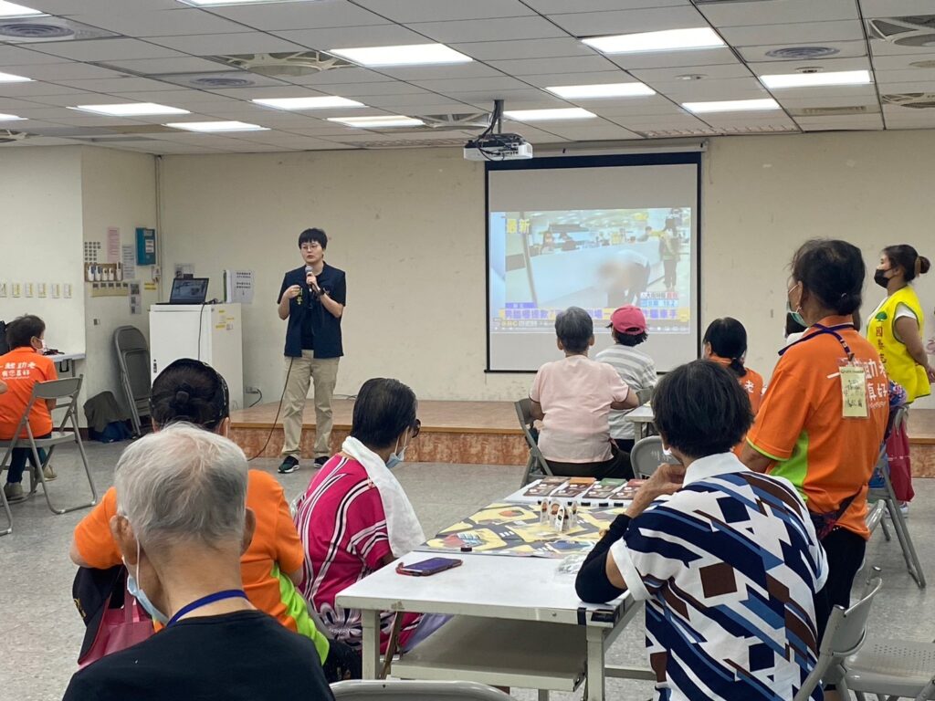 樹林警與國泰人壽共同舉辦針對銀髮族設計的反詐騙宣導活動，國泰人壽特別帶來「詐騙防衛隊」桌遊與長輩同樂