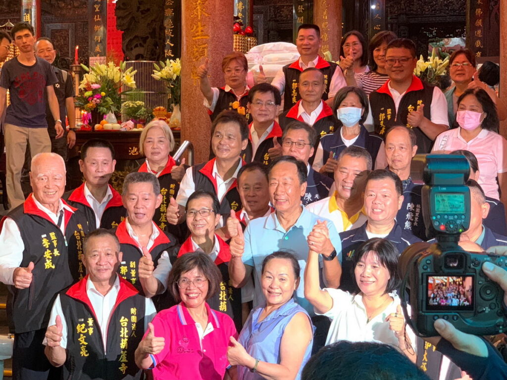 圖:永齡基金會創辦人郭台銘董事長與台北葫蘆寺廟方董監事及工作人員大合照。