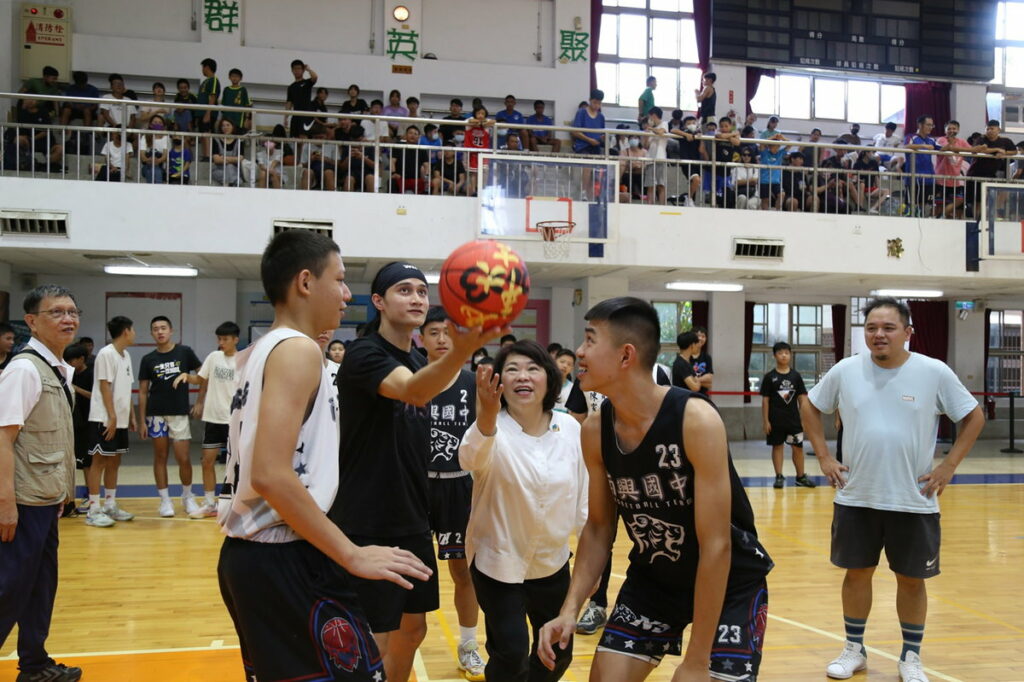 T1聯盟台啤雲豹隊的高錦瑋先生陪同市長開球