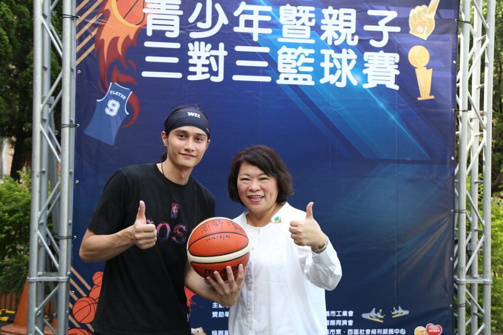 高錦瑋送市長簽名球