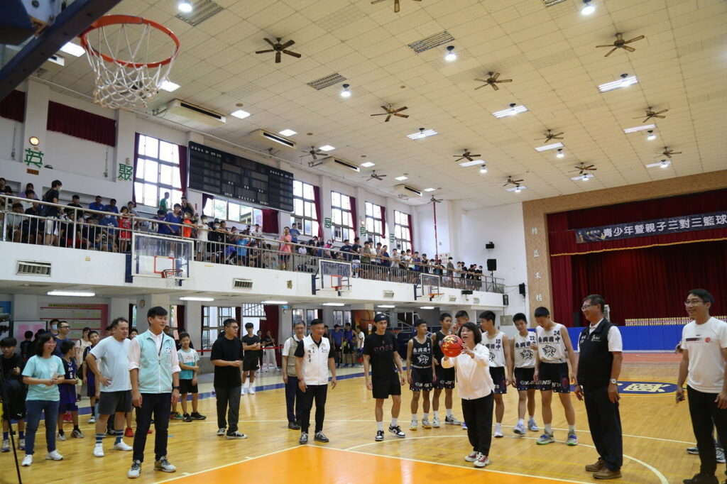 市長投出勝利的一球