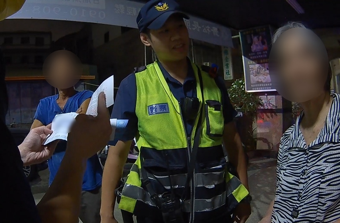 ▲圖說：老婦狂按門鈴卻等嘸家人開門，原來錯將附近老公寓當成自家 （圖／台中市政府提供）