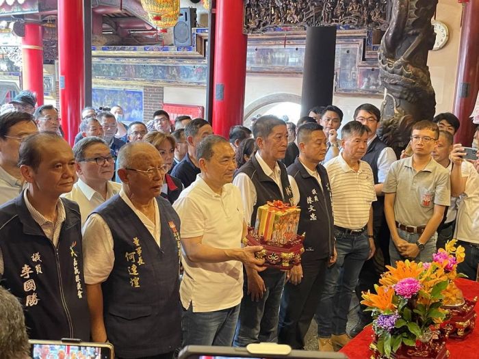 總統參選人侯友宜返鄉參拜奉天宮媽祖、梅山玄天上帝獲鄉親力挺