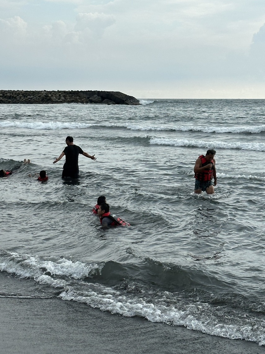 漾新聞|旗津海水浴場發生油污入侵 遊客手腳滿臉沾油污痛批 陳麗娜抨擊市府「麻木不仁」觀光局澄清