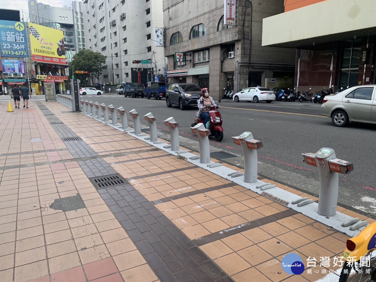 台中公共自行車iBike 1.0站已全部退場,但舊車柱還留著。