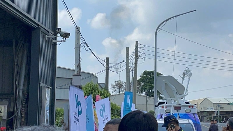 柯文哲26日出席嘉義台灣選哲之友會成立大會，現場突然停電，台電表示，初步研判是因柯文哲造勢場合使用外接大型音響及燈光等設備，造成餐廳用電負荷過重，超載燒損餐廳接戶線所致。中央社