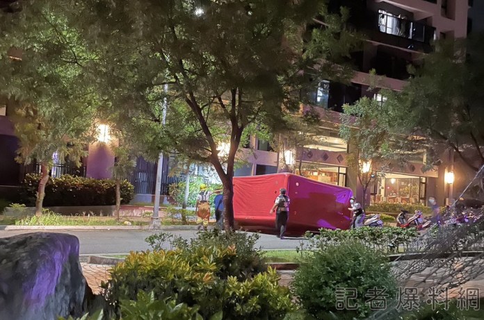 女半夜坐陽台 警消及時勸下 71 2 24 | 社會 社會 記者爆料網