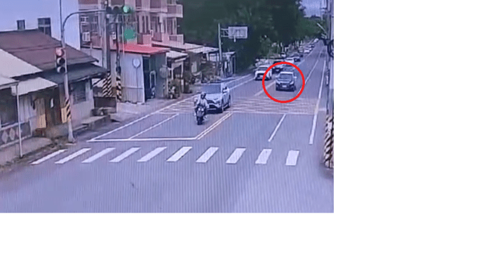 (警車逆向肇事片)關山分局警車逆向衝撞民宅及號誌桿 警方:依規定告發 70 | 社會 社會 記者爆料網