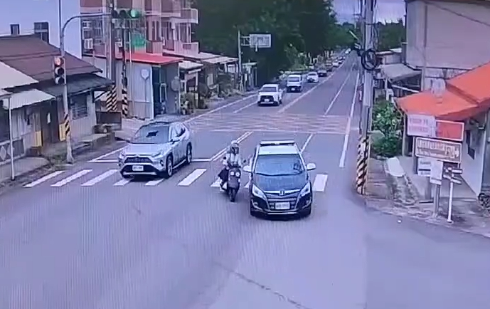 (警車逆向肇事片)關山分局警車逆向衝撞民宅及號誌桿 警方:依規定告發 68 | 社會 社會 記者爆料網