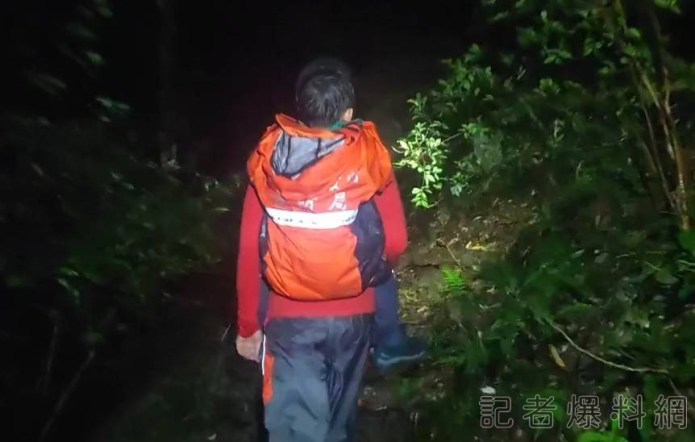 獨 ∕ 爸爸帶兩童登山受困 搜救人員尋獲雨中待援3人 68 爸爸帶兩童登山受困 搜救人員尋獲雨中待援3人