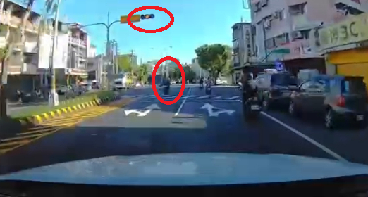 (機車搶快片)路口黃燈機車快速通過 下一個路口紅燈直行被轎車擊落! 71 1處路口闖紅燈(紅圈處)。民眾提供 | 社會 社會 記者爆料網