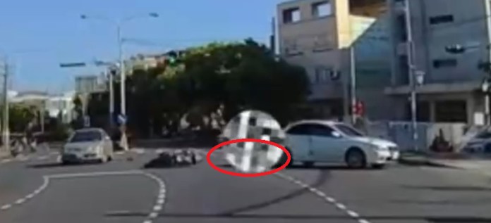 (機車搶快片)路口黃燈機車快速通過 下一個路口紅燈直行被轎車擊落! 70 | 社會 社會 記者爆料網