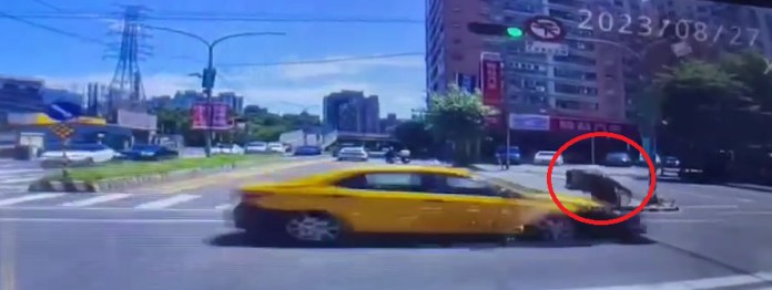 (小黃撞倒機車騎士片)小黃轉彎撞上直行機車 網:現在的小黃真恐佈 71 | 社會 社會 記者爆料網