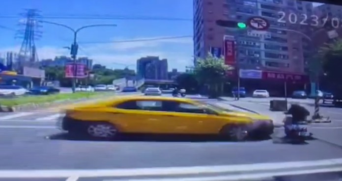 (小黃撞倒機車騎士片)小黃轉彎撞上直行機車 網:現在的小黃真恐佈 70 | 社會 社會 記者爆料網