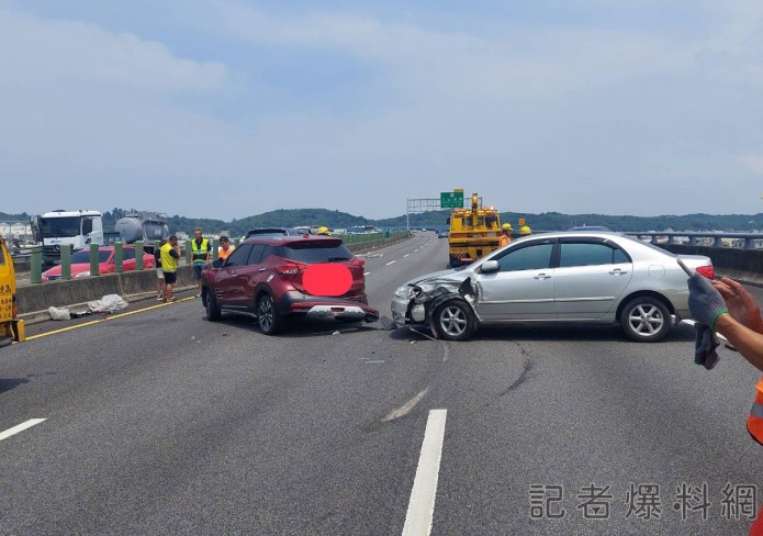 (驚險事故片)鋁梯掉國道 釀5車事故 72 1 31 | 社會 社會 記者爆料網