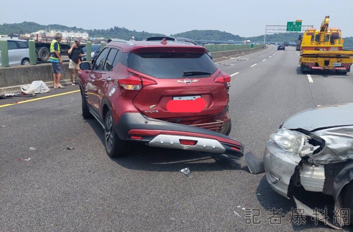 (驚險事故片)鋁梯掉國道 釀5車事故 70 3 16 | 社會 社會 記者爆料網