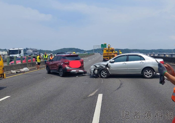 (驚險事故片)鋁梯掉國道 釀5車事故 71 1 31 | 社會 社會 記者爆料網