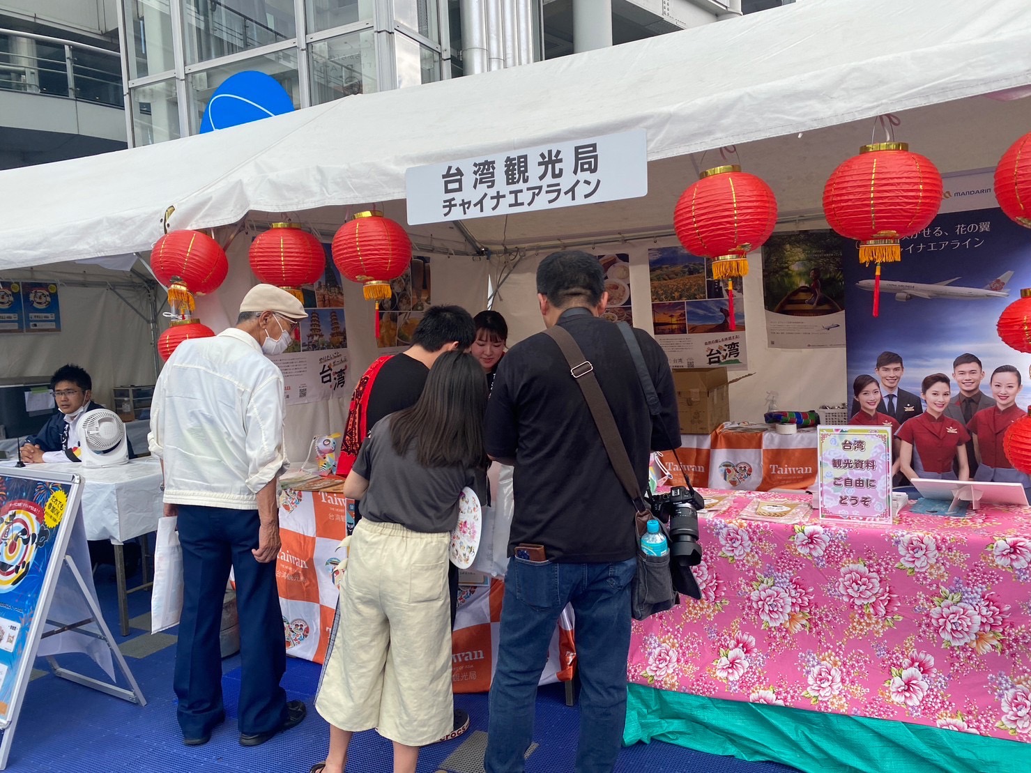 交通部觀光局於名古屋真中祭表演會場設置台灣觀光推廣攤位,提供日本民眾台灣觀光資訊(圖:交通部觀光局)