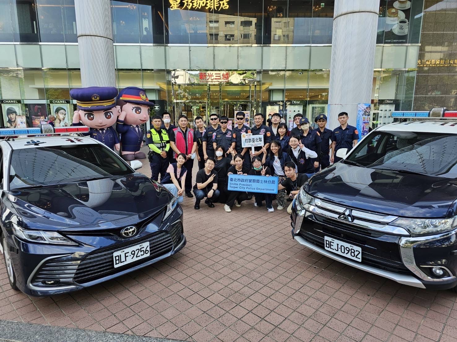 「小小波麗士職人體驗營犯罪預防暨交通安全宣導」活動登場,大朋友、小朋友和波麗士大人打成一片好開心。(圖/士林分局提供)