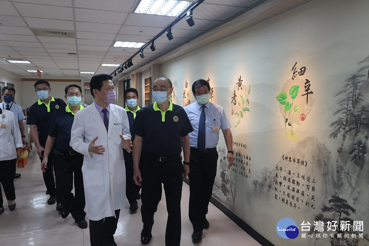 退輔會主委馮世寬參訪員榮醫療 感謝補足彰雲地區榮民服務缺口