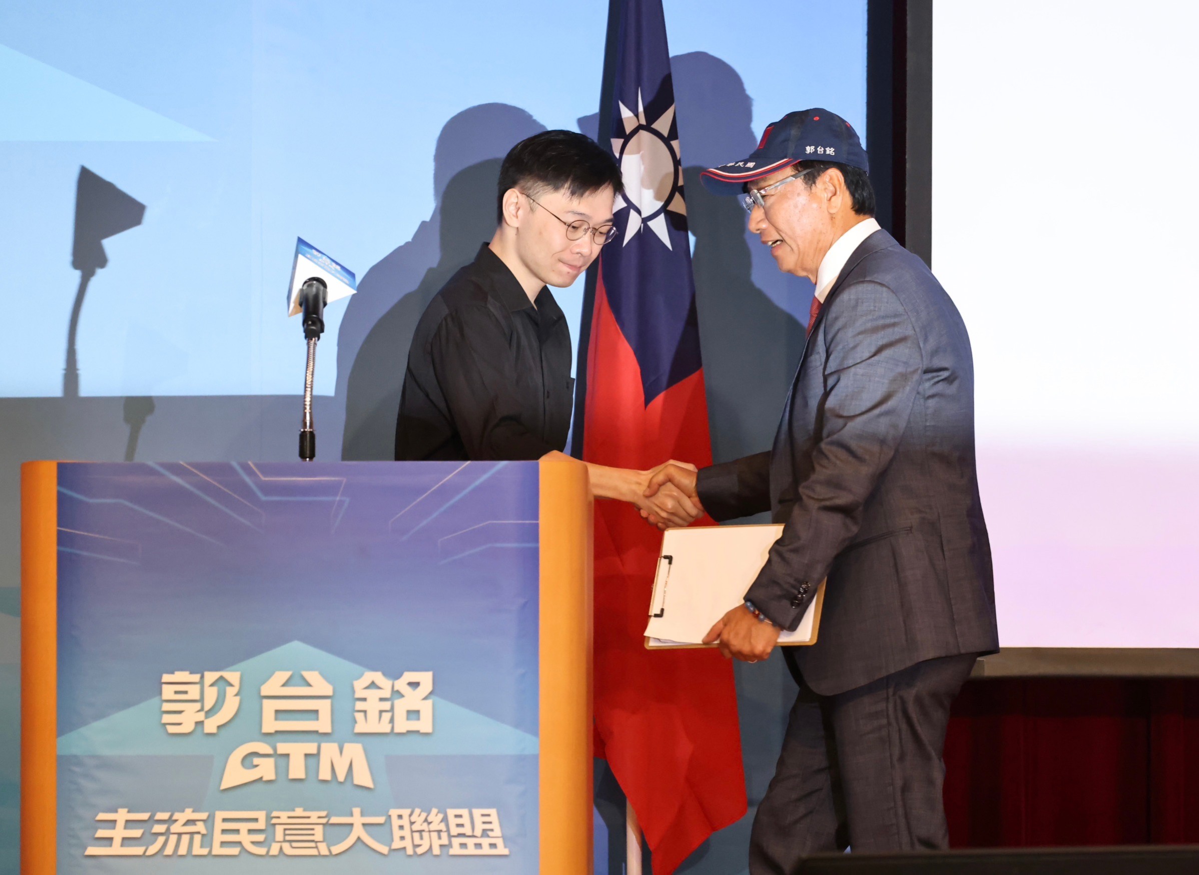 黃士修(左)出任主流民意大聯盟發言人、連署總顧問。林啟弘攝
