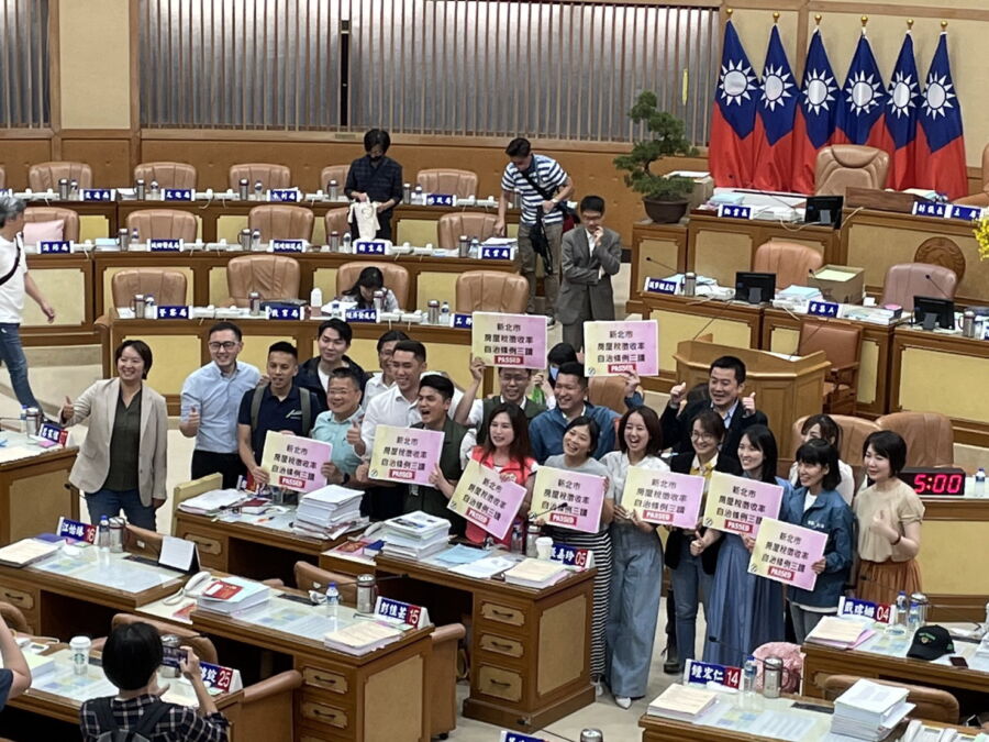 圖/新北市議會今(28)日三讀通過被暱稱「囤房稅」的新北市房屋稅徵收率自治條例修正草案,各黨派的議員也合影留念。(圖/記者陳志仁攝,2023.08.28)
