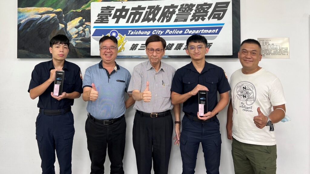 ▲圖說:雙美禮品董事長鄭永和至健康派出所致贈保溫瓶,期盼實習生成為有溫度的警察 (圖/台中市政府提供)