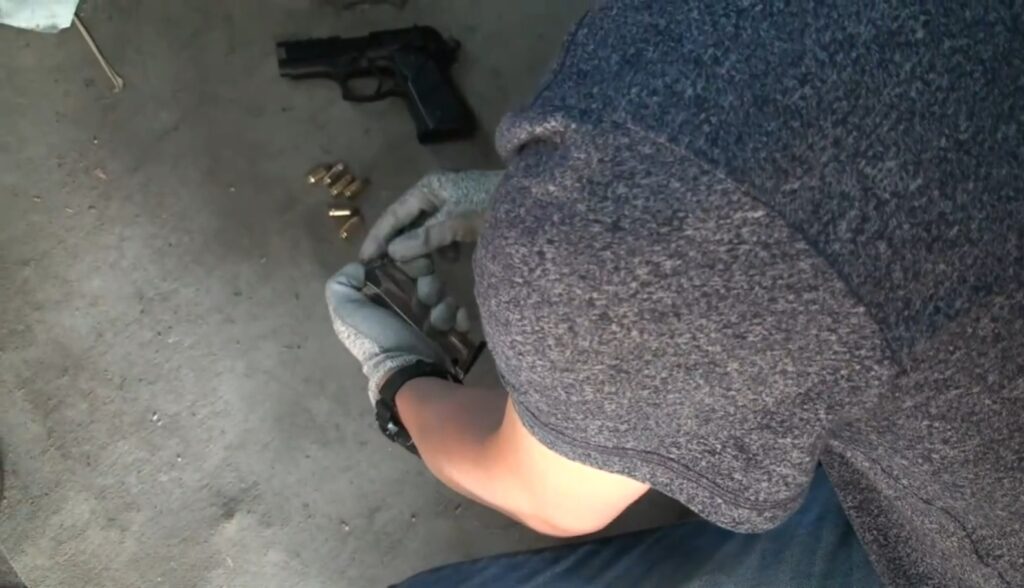 ▲圖說:警方於張嫌機車置物箱內發現槍枝,槍內彈匣裝有6顆子彈 (圖/台中市政府提供)
