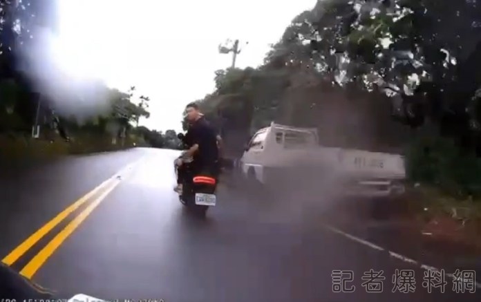水桶惹的禍?男煞車閃避 遭兩猴子飆國罵超車進逼 72 1693182070043 | 社會 社會 記者爆料網