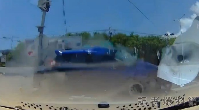 凶猛撞擊!砂石車左轉 直行車挨撞後再撞分隔島父子受傷 67 1693148505856 | 社會 社會 記者爆料網