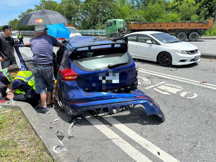 凶猛撞擊!砂石車左轉 直行車挨撞後再撞分隔島父子受傷 65 S 487563439 | 社會 社會 記者爆料網