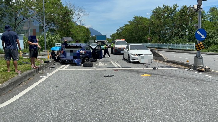 凶猛撞擊!砂石車左轉 直行車挨撞後再撞分隔島父子受傷 66 S 487563440 | 社會 社會 記者爆料網