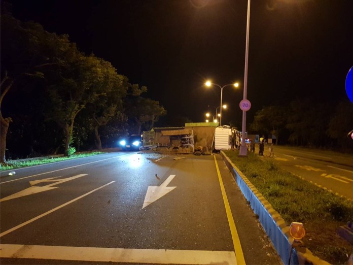 20歲男駕車擦撞路樹失控 衝入台9線北上車道撞大貨車釀1死3傷 70 S 487702556 | 社會 社會 記者爆料網