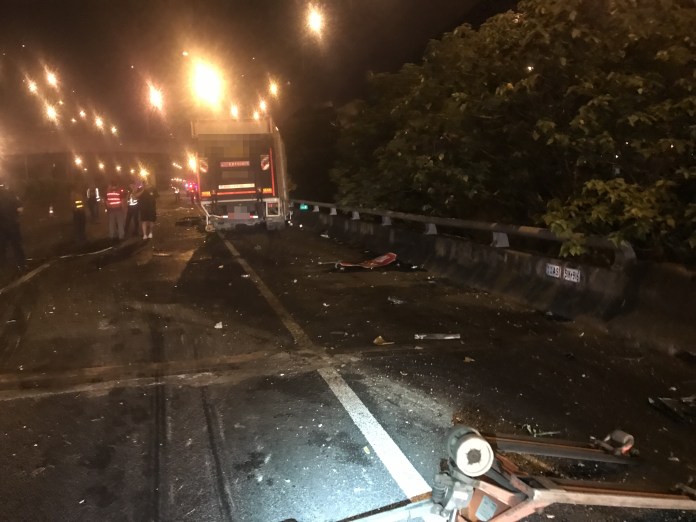 (國道肇事下車查看遭撞死片)國道1死亡車禍! 貨車自撞分隔島駕駛下車查看慘遭撞死 69 | 社會 社會 記者爆料網