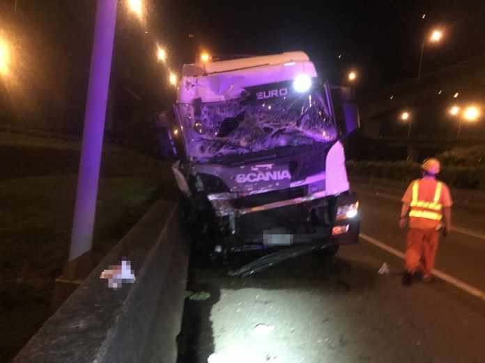 (國道肇事下車查看遭撞死片)國道1死亡車禍! 貨車自撞分隔島駕駛下車查看慘遭撞死 71 | 社會 社會 記者爆料網