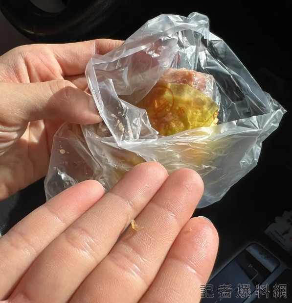 彰化蛋黃酥名店遭控「內餡吃到指甲」 谷歌評論曾有苦主訴吃到頭髮 69 彰化蛋黃酥名店遭控「內餡吃到指甲」 谷歌評論曾有苦主訴吃到頭髮