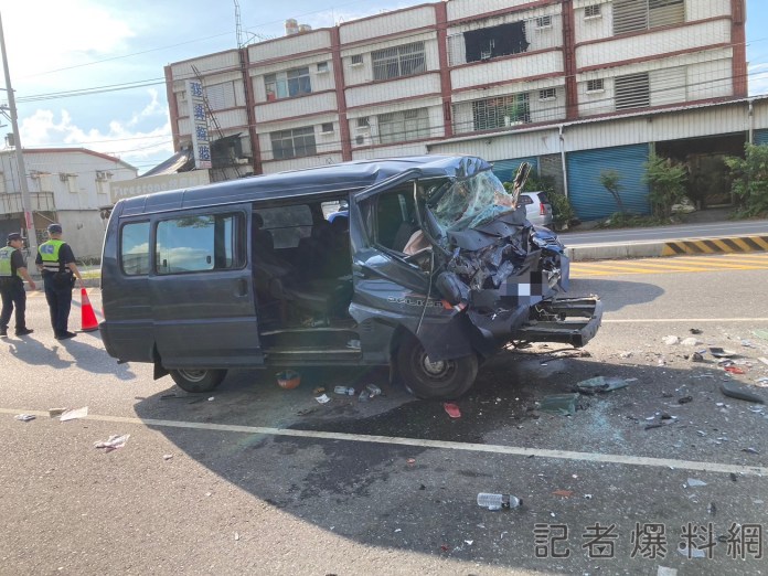 恍神釀追撞?自小客車追撞前方停等紅燈的大貨車 全車四人傷 69 恍神釀追撞? 自小客車追撞前方停等紅燈的大貨車,造成全車四人受傷