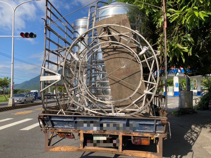 恍神釀追撞?自小客車追撞前方停等紅燈的大貨車 全車四人傷 67 S 487727144 | 社會 社會 記者爆料網