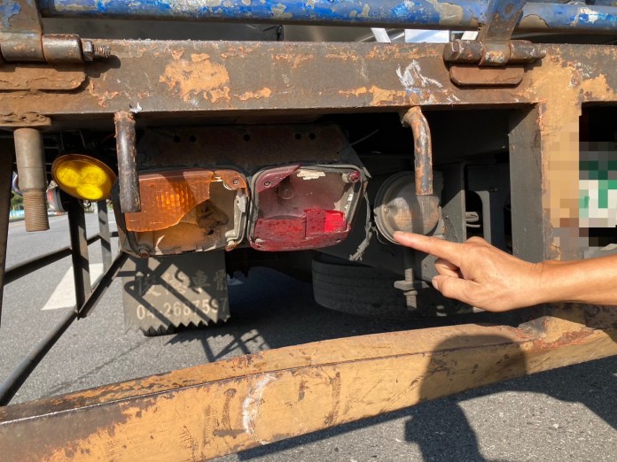 恍神釀追撞?自小客車追撞前方停等紅燈的大貨車 全車四人傷 68 S 487727143 | 社會 社會 記者爆料網