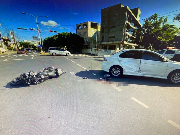 (搶快肇事片)機車連過兩黃燈路口再闖紅燈 與自小客車相撞受傷送醫 75 | 社會 社會 記者爆料網