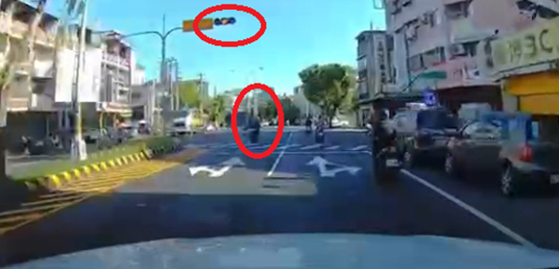 (搶快肇事片)機車連過兩黃燈路口再闖紅燈 與自小客車相撞受傷送醫 72 | 社會 社會 記者爆料網