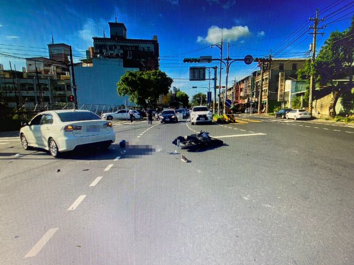 (搶快肇事片)機車連過兩黃燈路口再闖紅燈 與自小客車相撞受傷送醫 74 1 | 社會 社會 記者爆料網