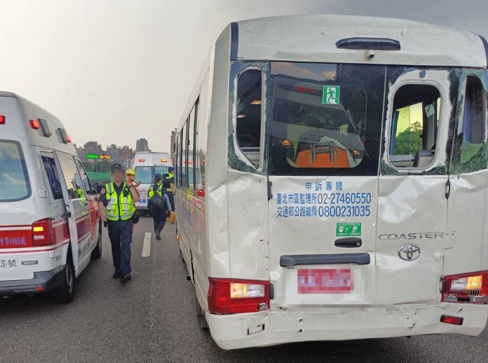 學長又調皮了 國道連結車追撞韓國「6大加2小」旅客包車小巴士 69 311 18 | 社會 社會 記者爆料網