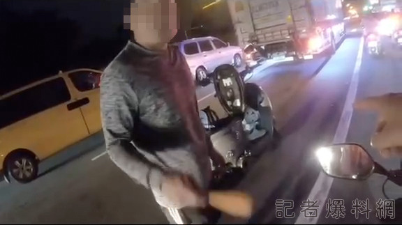 (好心被雷親片)提醒大燈不亮卻遭國罵 騎士無奈自嘲「來自台中的熱情」 70 1 2 | 社會 社會 記者爆料網