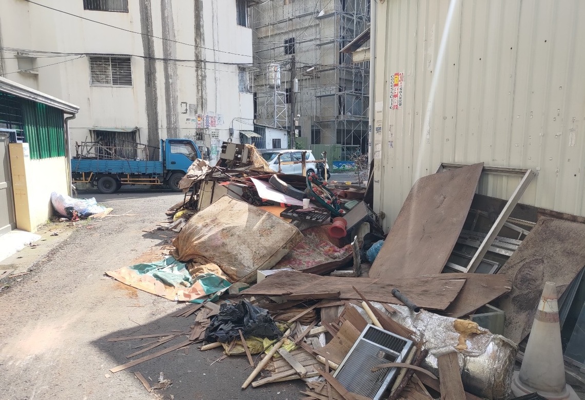 控制登革熱疫情 屏縣府開罰堆積雜物屋主 並強制清理垃圾