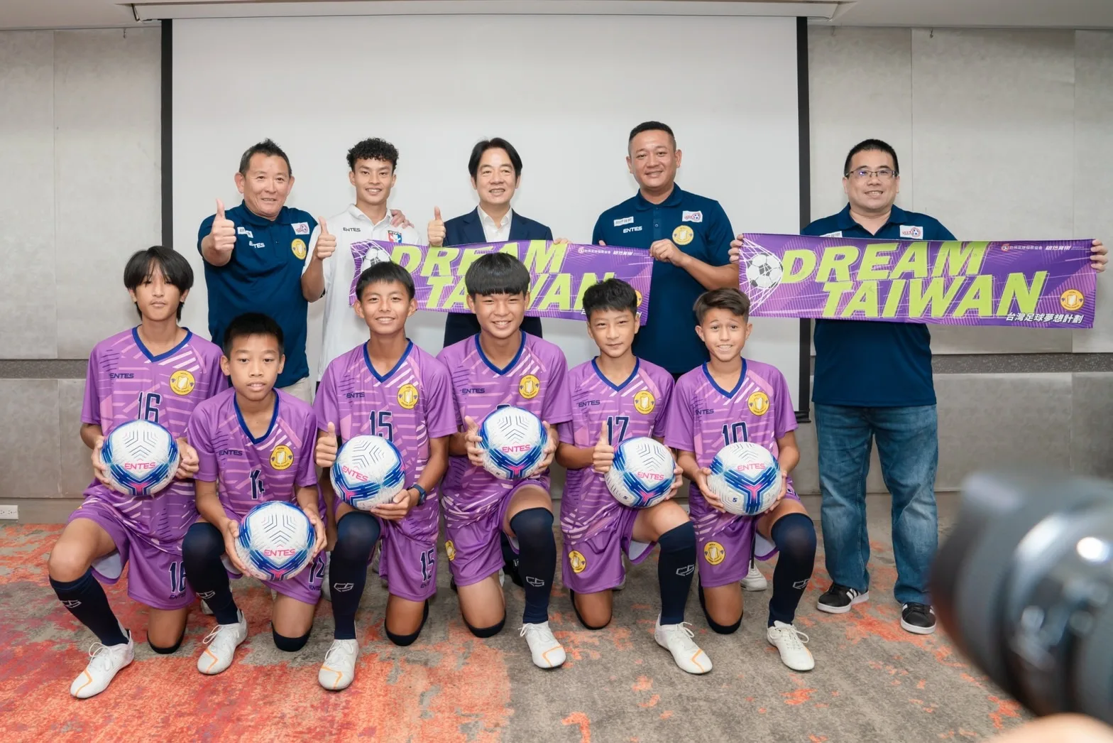 《足球》台灣小將遠征Arnedo Cup 副總統賴清德特地到場加油