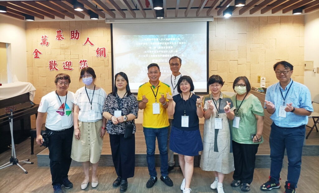 孫理蓮紀念營地主任丁帥之牧師(左四)串聯金山、萬里、基隆一帶的教會、學校、里長,共同建立芥菜種會第一個助人網絡「金萬基」芥助網。(照片來源:基督教芥菜種會)