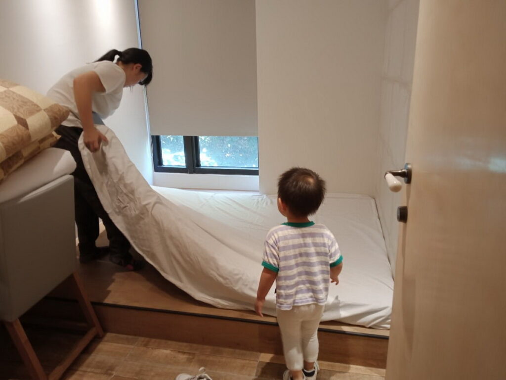 孫理蓮紀念營地提供有需要者工作機會,讓單親媽媽小雯(化名)可以一邊整理營地房務賺取收入,同時將孩子帶在身邊照顧。(照片來源:基督教芥菜種會)